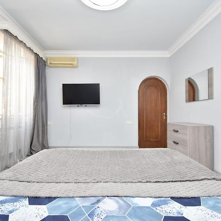 Luxury Spacious Apartment On Saryan Street.Centre Jerevan Buitenkant foto