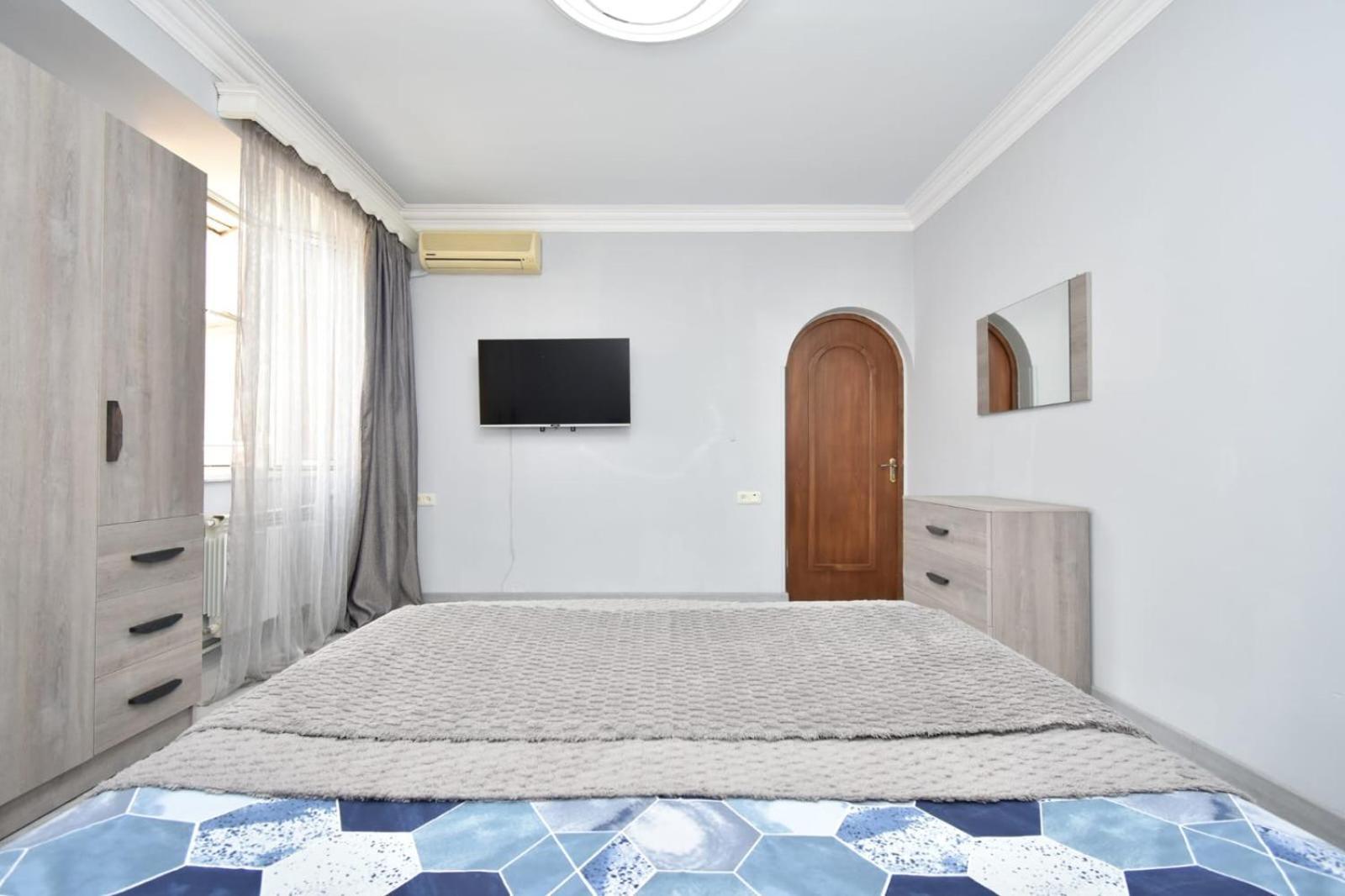 Luxury Spacious Apartment On Saryan Street.Centre Jerevan Buitenkant foto