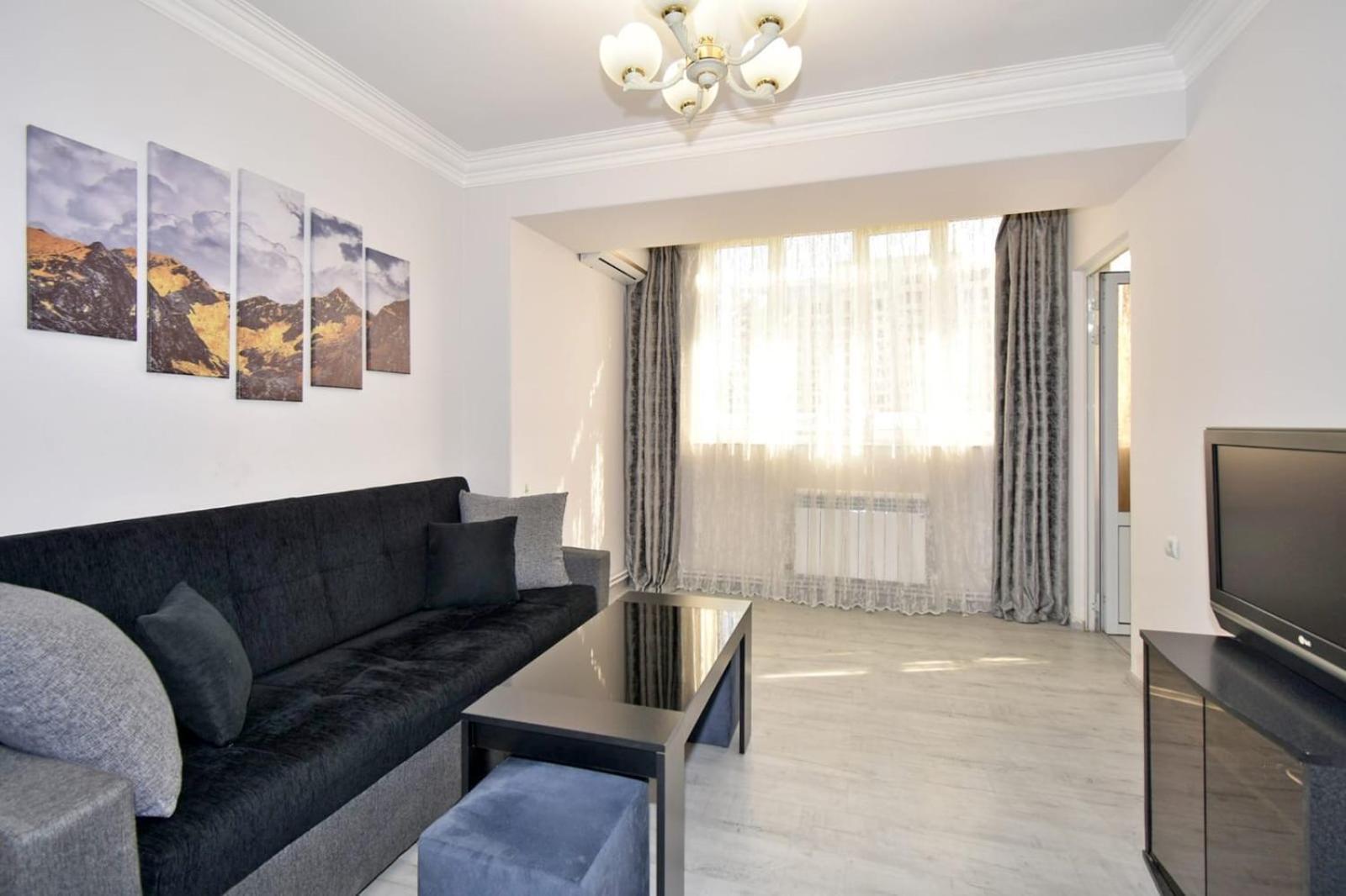 Luxury Spacious Apartment On Saryan Street.Centre Jerevan Buitenkant foto